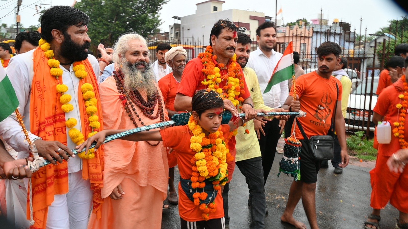 तुलसी फाउंडेशन की भव्य कावड़ यात्रा सागर आगमन पर भव्य शोभायात्रा आज 17 अगस्त को   तुलसी फाउंडेशन के अध्यक्ष प्रदीप राजौरिया के साथ 700 कावड़ यात्री शिवजी का मां नर्मदा जल से अभिषेक करेंगे 