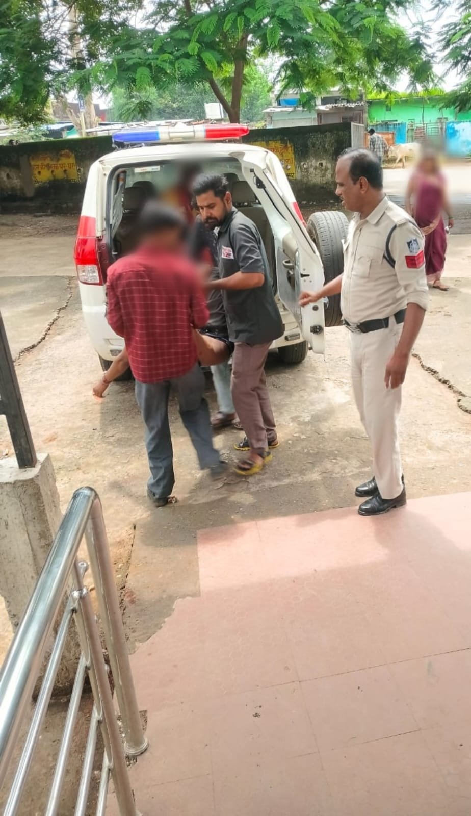 थाना रहली क्षेत्र में 22 वर्षीय युवक ने फाँसी लगाने का किया प्रयास, डायल-112 जवानों ने तत्काल पहुँचकर घायल युवक को अस्पताल पहुँचाया