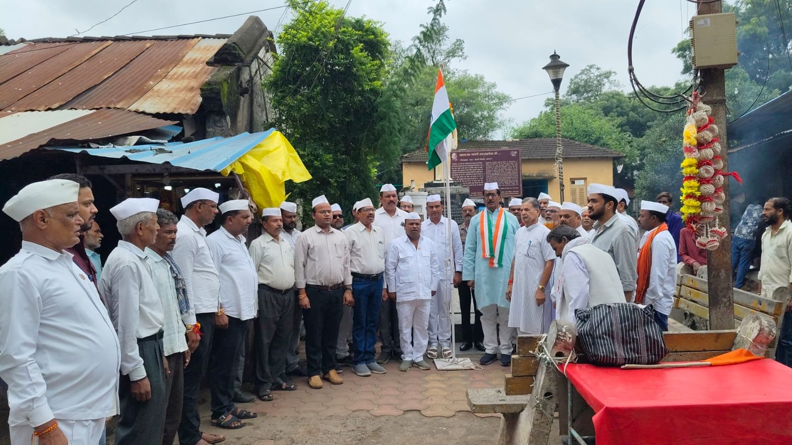 पूर्व कैबिनेट मंत्री हर्ष यादव ने गांधी स्मारक पर किया ध्वजारोहण,